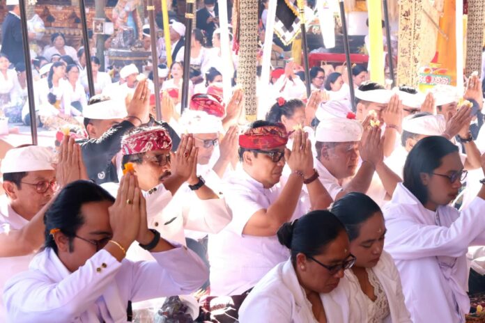 Bupati Tabanan I Komang Gede Sanjaya menghadiri Bhakti Penganyar di Pura Tuluk Biyu Batur