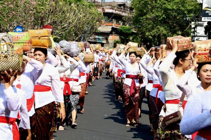 Bupati Tabanan I Komang Gede Sanjaya mengikuti Mepeed Pujawali Tri Kahyangan Desa Adat Kota Tabanan