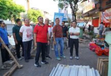 Kota Tua Buleleng Ditata, Pasar Anyar dan Jalan Diponegoro Ditargetkan Rampung Desember Bupati Buleleng I Nyoman Sutjidra meninjau penataan Pasar Anyar dan Jalan Diponegoro Singaraja