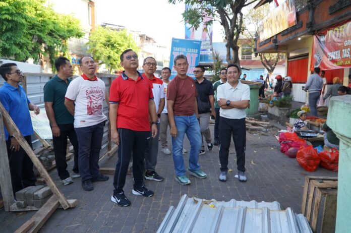 Bupati Buleleng I Nyoman Sutjidra meninjau penataan Pasar Anyar dan Jalan Diponegoro Singaraja
