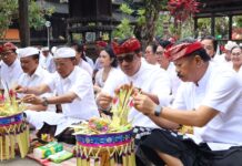 Tumpek Uye di Batukaru, Bupati Tabanan Ajak Warga Jaga Alam dan Satwa Bupati Tabanan I Komang Gede Sanjaya mengikuti persembahyangan Tumpek Uye di Pura Luhur Batukaru
