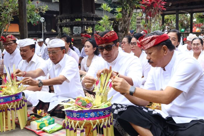Bupati Tabanan I Komang Gede Sanjaya mengikuti persembahyangan Tumpek Uye di Pura Luhur Batukaru