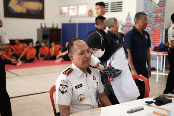 Warga binaan dan petugas Lapas Tabanan mengikuti Cek Kesehatan Gratis kloter ketiga