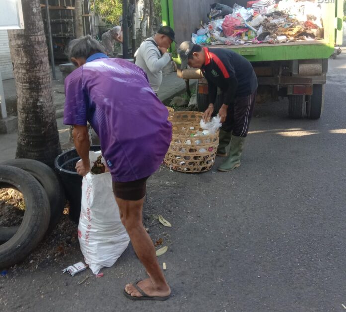 Armada DLH Tabanan mengangkut sampah sesuai jadwal dan titik pelayanan