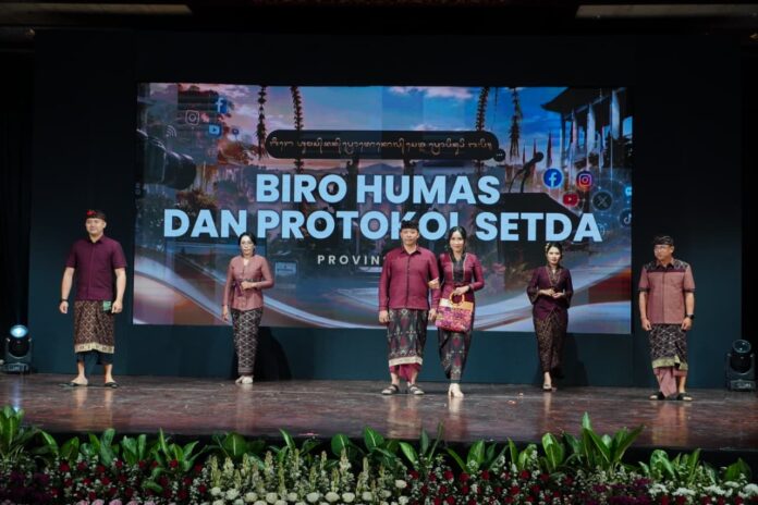 Dekranasda Bali Fashion Day Wastra Hitakara menampilkan busana berbahan kain endek Bali