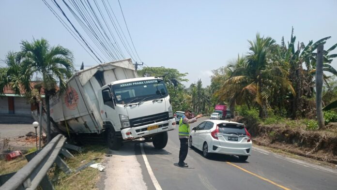 Kecelakaan dua truk tronton di Jalan Nasional Denpasar-Gilimanuk Soka Tabanan