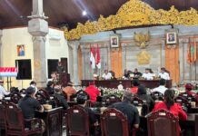Fraksi PDI Perjuangan Setujui Lima Ranperda Tabanan, Soroti Penataan Utilitas hingga Lahan I Putu Eka Putra Nurchayadi menyampaikan pandangan umum Fraksi PDI Perjuangan DPRD Tabanan