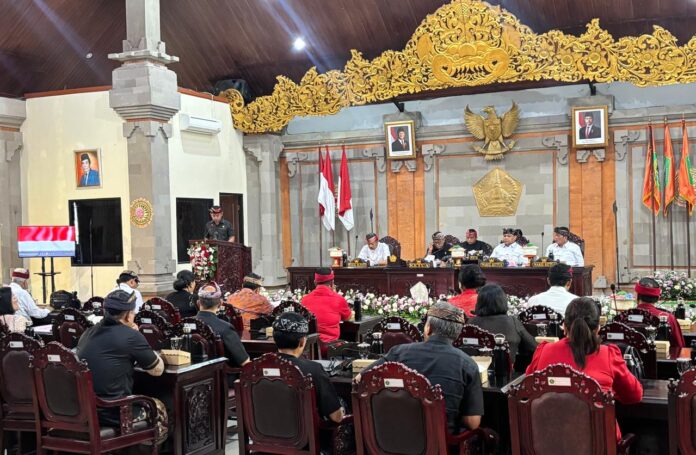 I Putu Eka Putra Nurchayadi menyampaikan pandangan umum Fraksi PDI Perjuangan DPRD Tabanan