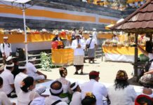 Giri Prasta Ajak Umat Perkuat Menyama Braya dan Lestarikan Budaya Bali Gubernur Bali Giri Prasta mengikuti upacara di Pura Lempuyang Madya Karangasem