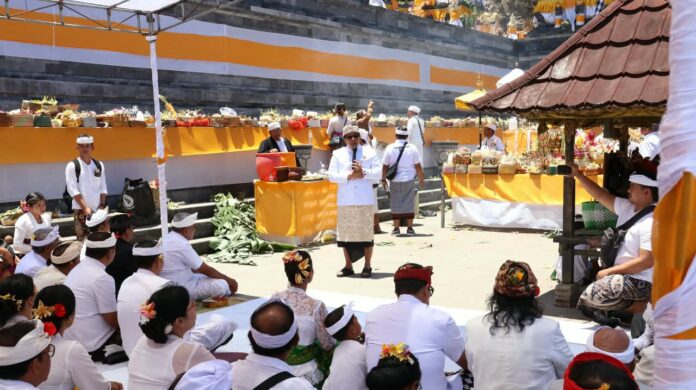 Gubernur Bali Giri Prasta mengikuti upacara di Pura Lempuyang Madya Karangasem