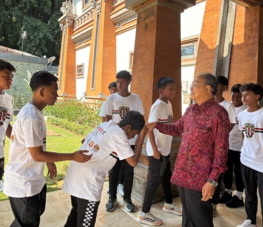 Bali United U-13 Bawa Nama Bali ke Piala Soeratin Nasional Gubernur Bali Wayan Koster bersama tim Bali United U-13