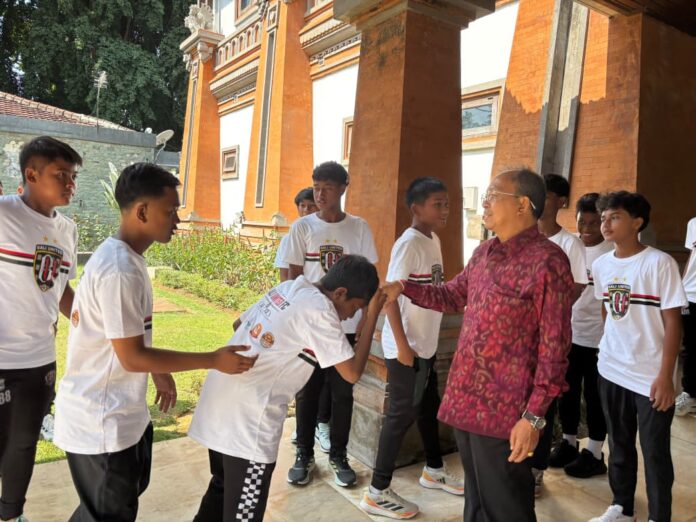 Gubernur Bali Wayan Koster bersama tim Bali United U-13