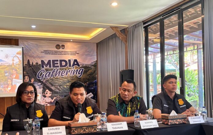 Kepala Kantor Imigrasi Tabanan Andhika Rahadiansyah saat menjelaskan program Desa Binaan Imigrasi untuk pengawasan WNA