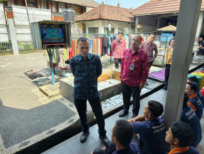 Kakanwil Ditjenpas Bali Andi Wijaya Rivai berdialog dengan Warga Binaan Lapas Tabanan
