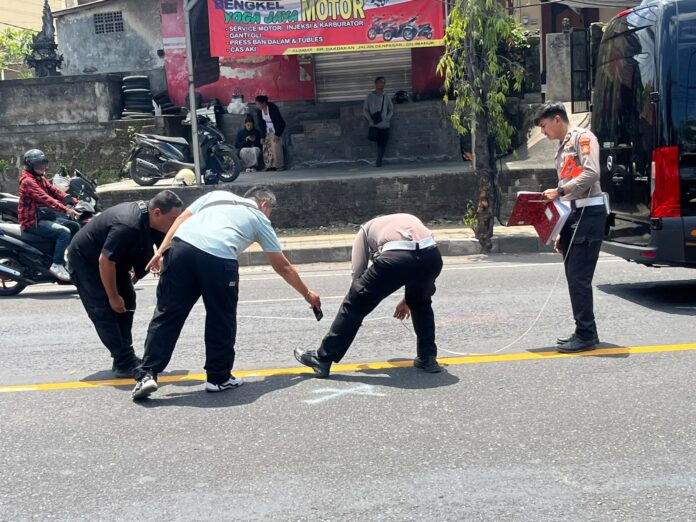 tiga kendaraan di jalur Denpasar Gilimanuk Abiantuwung Tabanan