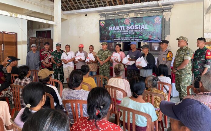 Bakti sosial Kodim 1619 Tabanan dan YPCI menyalurkan bantuan sembako di Desa Batuaji