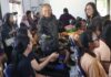 Diundang Siswa, Koster Datang dan Traktir Nasi Jinggo Gubernur Bali Wayan Koster makan nasi jinggo bersama siswa SMPN 13 Denpasar