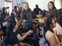 Diundang Siswa, Koster Datang dan Traktir Nasi Jinggo Gubernur Bali Wayan Koster makan nasi jinggo bersama siswa SMPN 13 Denpasar