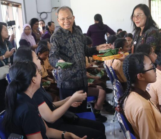 Diundang Siswa, Koster Datang dan Traktir Nasi Jinggo Gubernur Bali Wayan Koster makan nasi jinggo bersama siswa SMPN 13 Denpasar