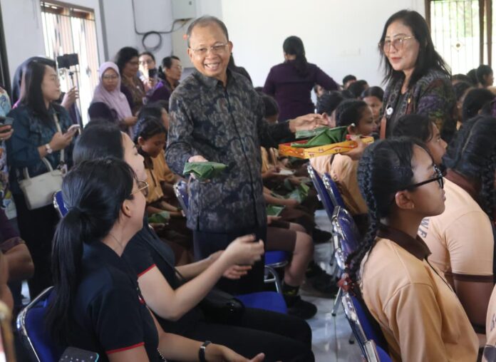 Gubernur Bali Wayan Koster makan nasi jinggo bersama siswa SMPN 13 Denpasar