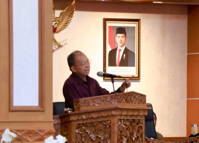 Gubernur Bali Wayan Koster membahas optimalisasi aset Pemprov Bali dalam Rapat Paripurna DPRD Bali