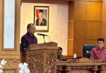 PAD Bali Ditarget Rp4,5 Triliun pada 2027, RAPBD Defisit Rp475 Miliar Gubernur Bali Wayan Koster menyampaikan penjelasan RAPBD Bali 2027 dalam Rapat Paripurna DPRD Bali