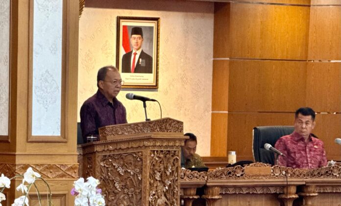 Gubernur Bali Wayan Koster menyampaikan penjelasan RAPBD Bali 2027 dalam Rapat Paripurna DPRD Bali