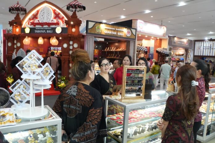 Dekranasda Tabanan membawa produk kriya lokal dalam Kriyanusa 2026 di Jakarta