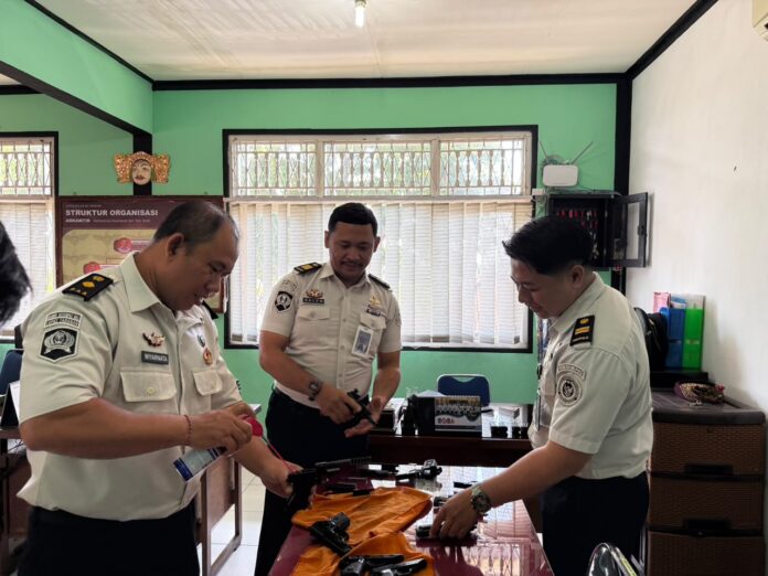 Petugas Lapas Tabanan melakukan perawatan dan pemeliharaan senjata api
