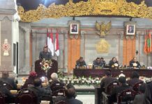 DPRD Tabanan Bahas Penyertaan Modal, Perumda dan Jamkrida A.A. Dharma Putra menyampaikan laporan Pansus III dalam rapat paripurna DPRD Tabanan