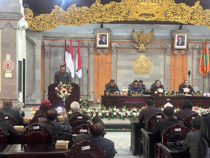 A.A. Dharma Putra menyampaikan laporan Pansus III dalam rapat paripurna DPRD Tabanan
