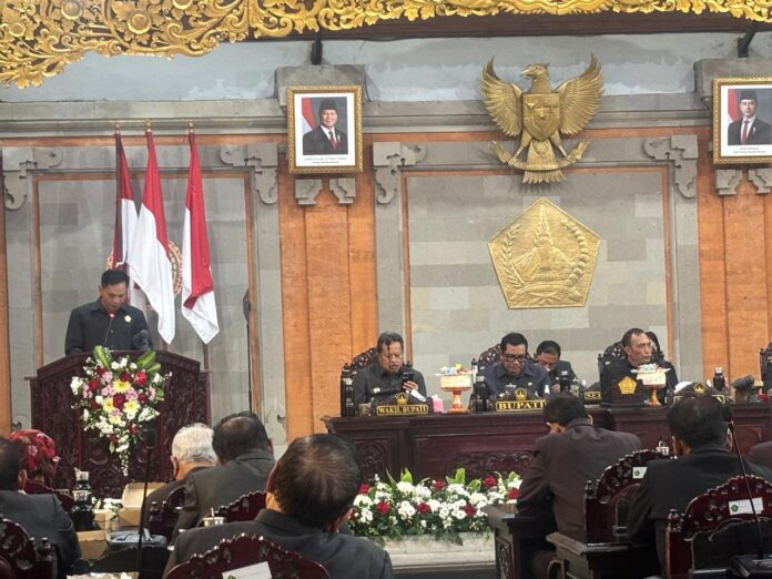 I Wayan Lara menyampaikan laporan Pansus V DPRD Tabanan