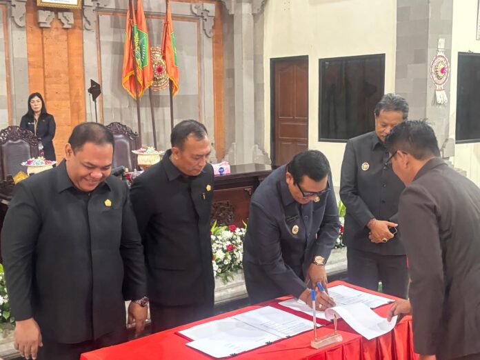 Bupati Tabanan Sanjaya menghadiri rapat paripurna lima Ranperda