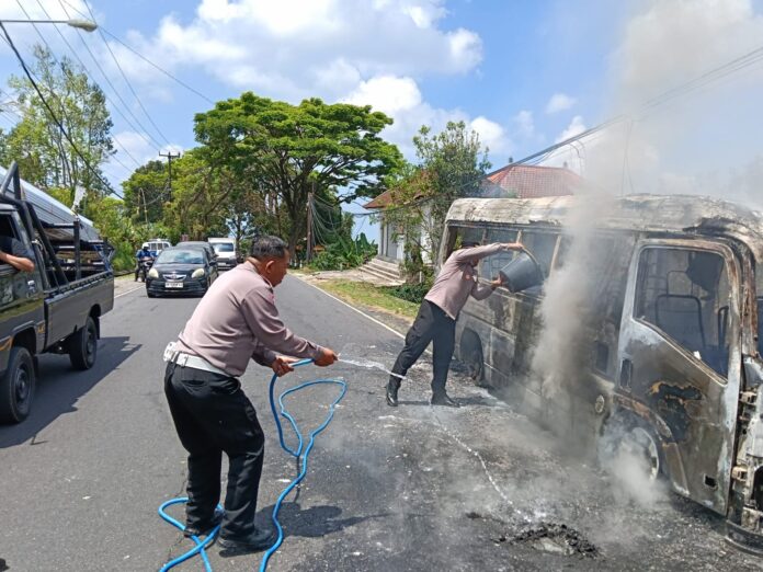 Mobil Elf Isuzu terbakar di Baturiti Tabanan membawa 18 penumpang