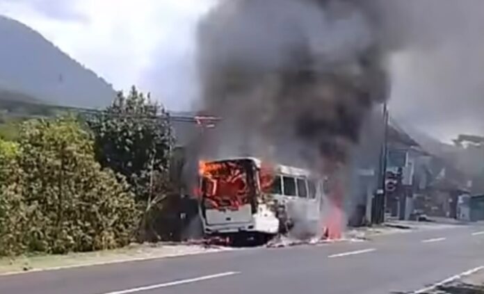 Mobil Elf Isuzu terbakar di Baturiti Tabanan saat membawa 18 penumpang