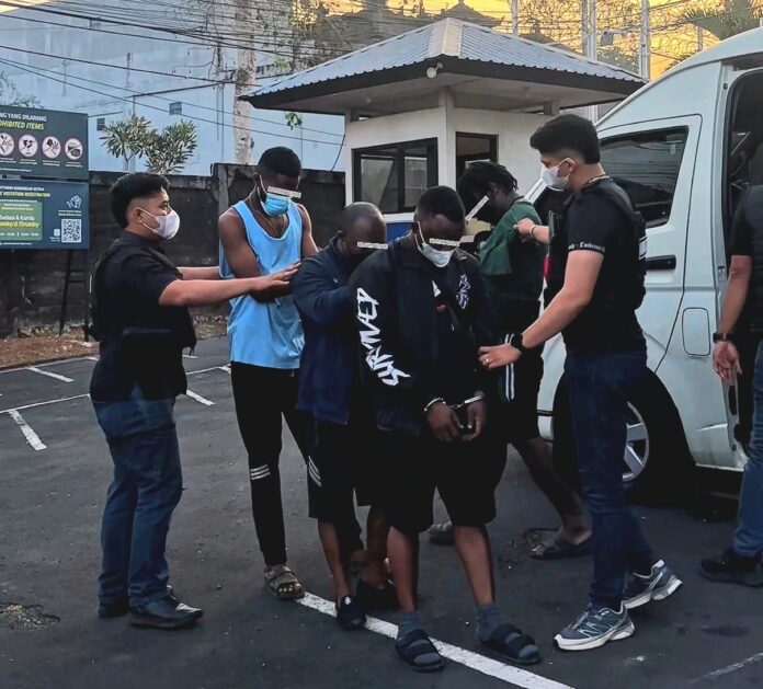 Operasi gabungan Imigrasi Tabanan dan TIMPORA mengamankan empat WNA Nigeria di Batuaji