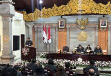 5 Ranperda Diajukan Pemkab Tabanan, APBD 2026 Naik Jadi Rp2,268 Triliun Wakil Bupati Tabanan I Made Dirga menyampaikan lima Ranperda dalam Rapat Paripurna DPRD Tabanan