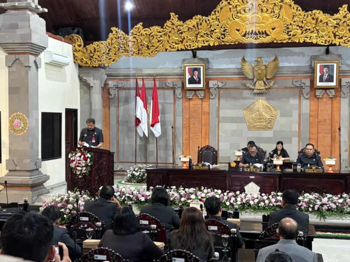 Wakil Bupati Tabanan I Made Dirga menyampaikan lima Ranperda dalam Rapat Paripurna DPRD Tabanan