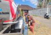 Petugas Perumda TAB Tabanan melakukan pemantauan jaringan distribusi air saat musim kemarau