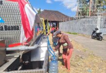 Musim Kemarau, Perumda TAB Perkuat Layanan Air Tabanan Petugas Perumda TAB Tabanan melakukan pemantauan jaringan distribusi air saat musim kemarau