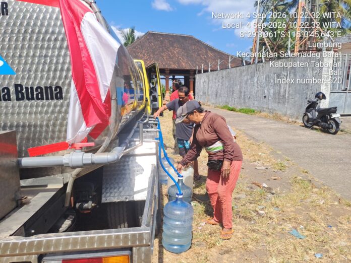 Petugas Perumda TAB Tabanan melakukan pemantauan jaringan distribusi air saat musim kemarau