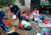 Petugas DLH Tabanan membersihkan sampah di By Pass Ir. Soekarno