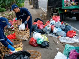 DLH Tabanan Siagakan Truk, By Pass Soekarno Dibersihkan Tiap Pagi Petugas DLH Tabanan membersihkan sampah di By Pass Ir. Soekarno
