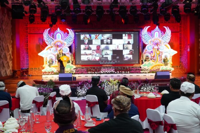 Putri Koster saat menghadiri Seminar Aksara Kawi dan Bali Nyastra di Denpasar