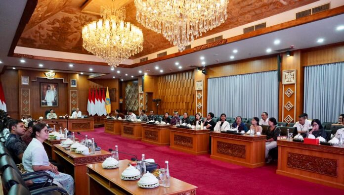 Putri Koster memimpin rapat persiapan 23 IKM Bali mengikuti Pameran Kriyanusa 2026
