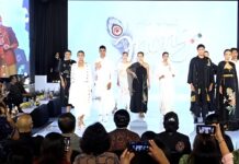Putri Koster Dorong Endek Bali Naik Kelas, 7 Desainer Muda Tampil di Wastra Hitakara Bangli Putri Koster menghadiri Dekranasda Bali Fashion Road Show Wastra Hitakara di Bangli