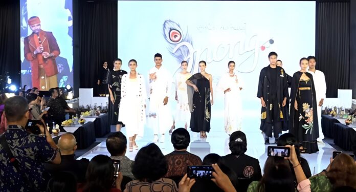 Putri Koster menghadiri Dekranasda Bali Fashion Road Show Wastra Hitakara di Bangli