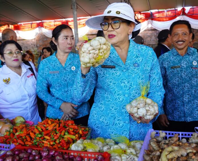 Putri Koster menghadiri Pasar Rakyat Berbelanja dan Berbagi di Karangasem