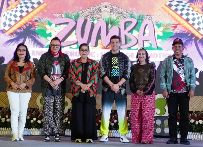 Putri Koster bersama peserta Endek Energetic mengenakan kostum bernuansa kain endek Bali di Buleleng