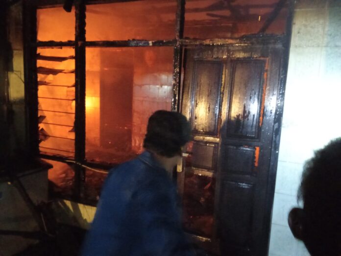 Rumah di Gang Jambu Banjar Anyar Tabanan terbakar